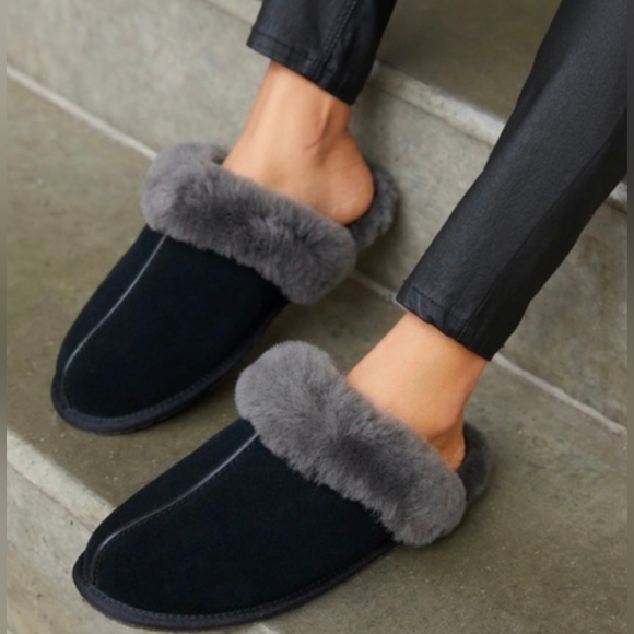 UGG Scuffette II Black Suede Slippers Womens Size 8 - Picture 6 of 9